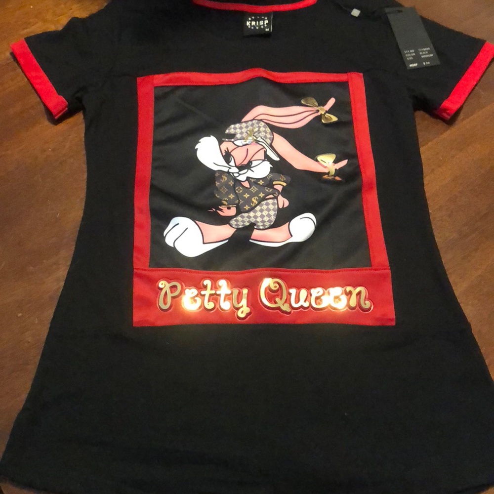 Medium petty Queen shirt sleeve shirt.